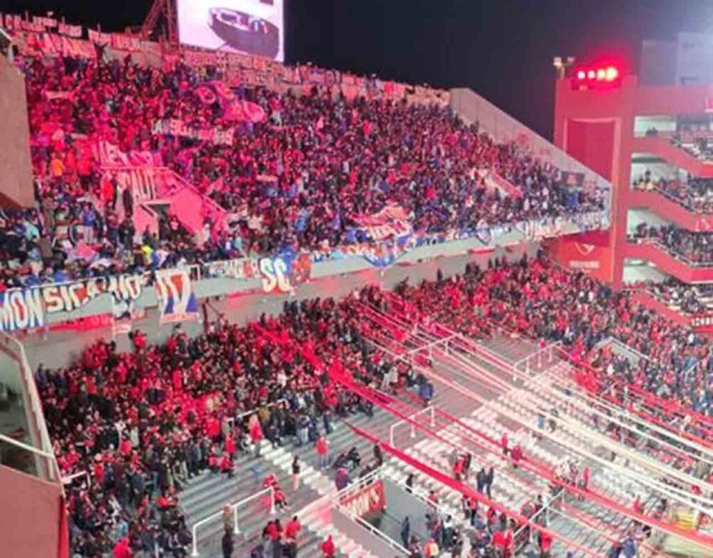 torcida-da-universidad-de-chile-protagoniza-cenas-lamentaveis-na-argentina-futebol-latino
