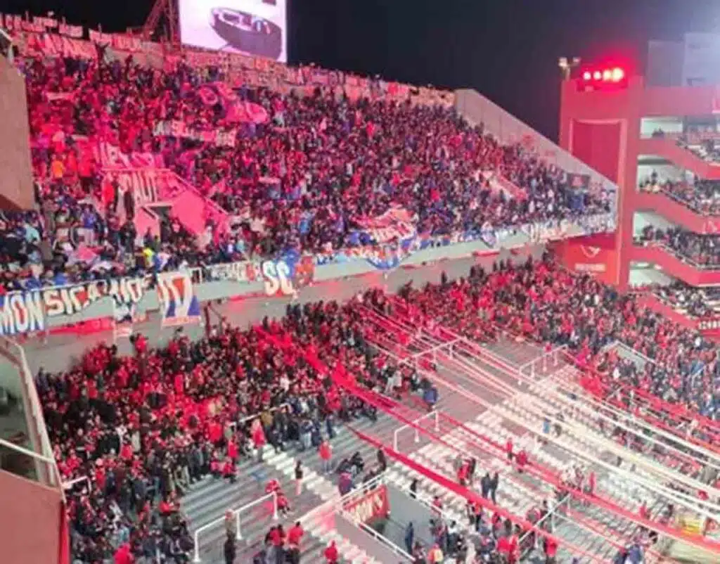 torcida-da-universidad-de-chile-protagoniza-cenas-lamentaveis-na-argentina-futebol-latino