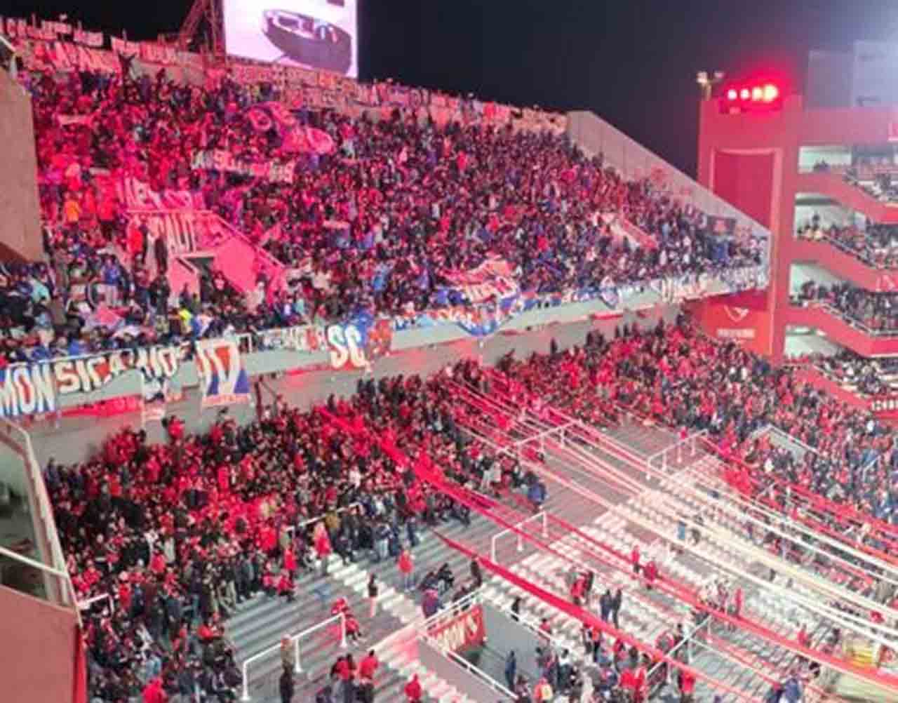 torcida-da-universidad-de-chile-protagoniza-cenas-lamentaveis-na-argentina-futebol-latino
