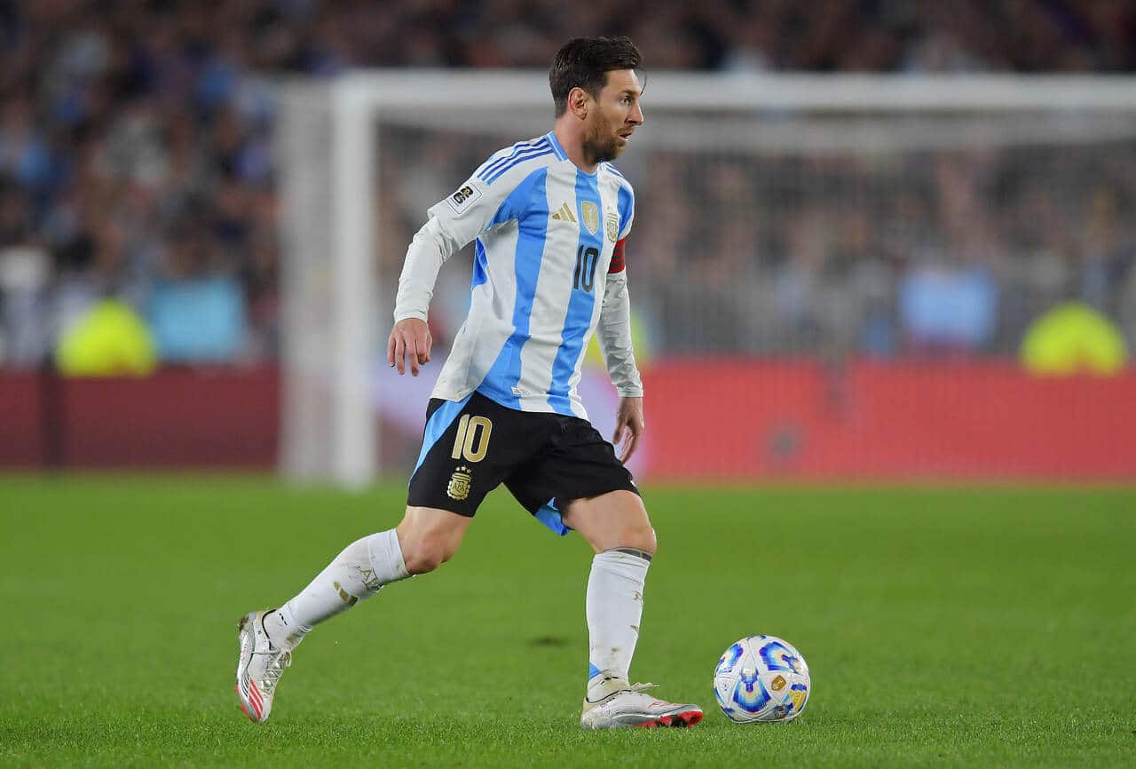 ex-jogador-argentino-relembra-curiosa-divida-com-lionel-messi-futebol-latino
