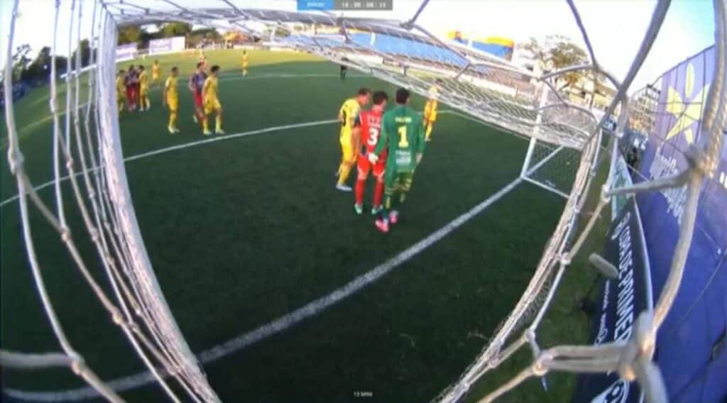 goleiro-e-expulso-no-futebol-paraguaio-apos-apalpar-adversario-futebol-latino