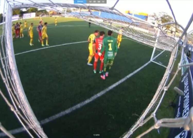 goleiro-e-expulso-no-futebol-paraguaio-apos-apalpar-adversario-futebol-latino