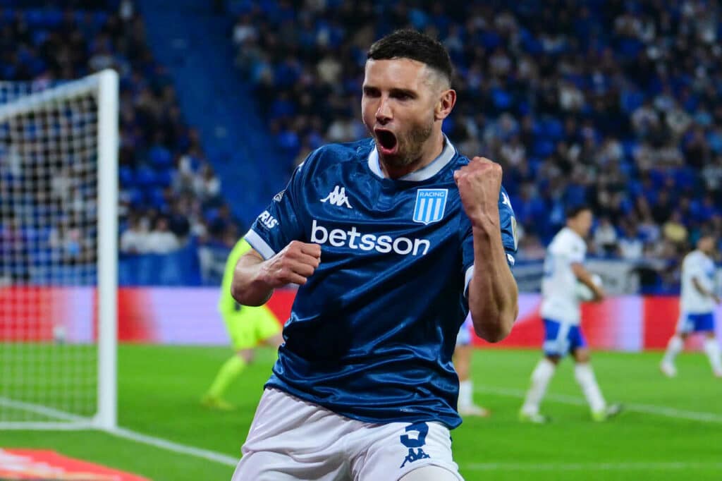 racing-aproveita-vantagem-numerica-e-bate-velez-fora-de-casa-futebol-latino