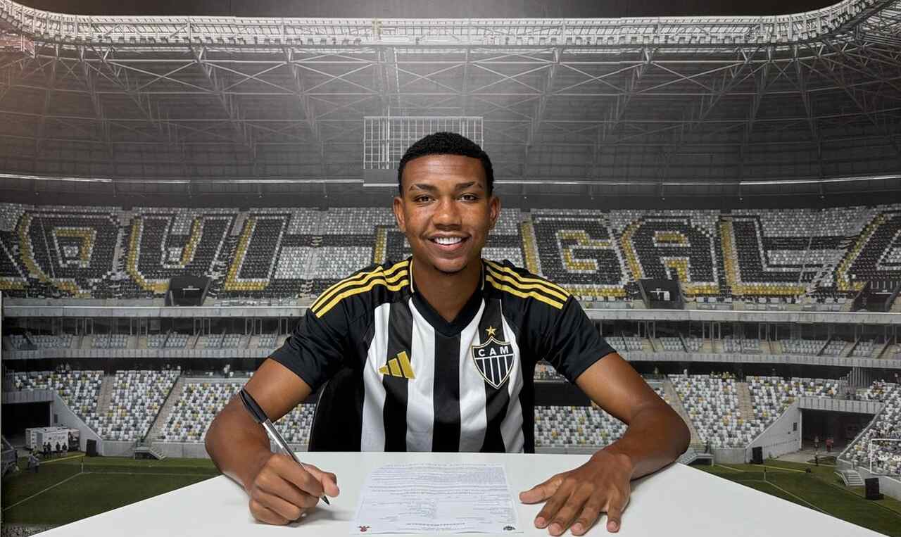 zagueiro-do-atletico-mg-assina-seu-primeiro-contrato-profissional-futebol-latino