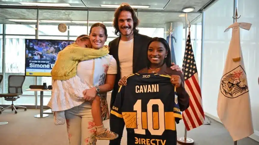 cavani-presenteia-campea-olimpica-com-camisa-do-boca-juniors-futebol-latino