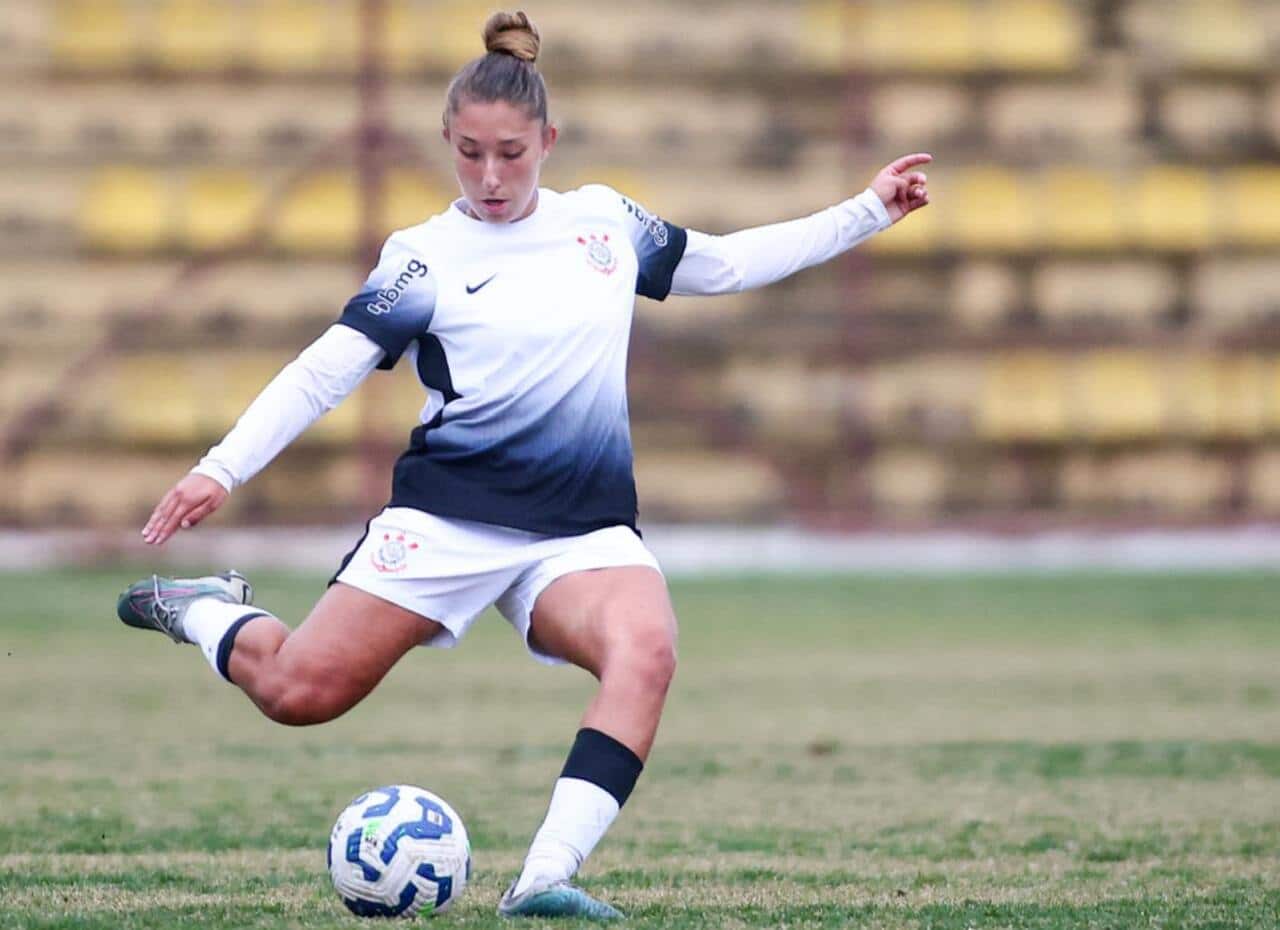 gaby-tome-comemora-primeira-convocacao-para-a-selecao-futebol-latino