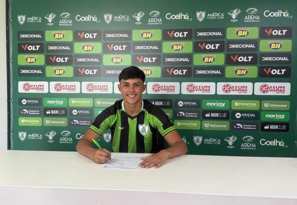 promessa-do-america-mg-assina-primeiro-contrato-profissional-futebol-latino