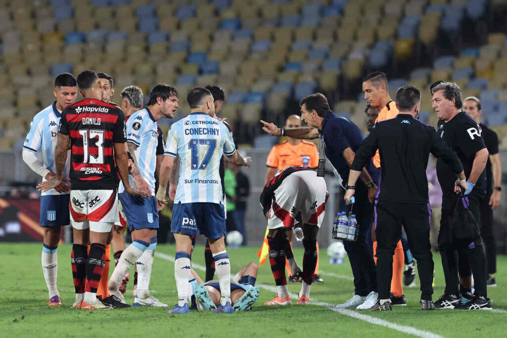 zagueiro-do-racing-passa-por-cirurgia-apos-lance-de-fogo-amigo-futebol-latino