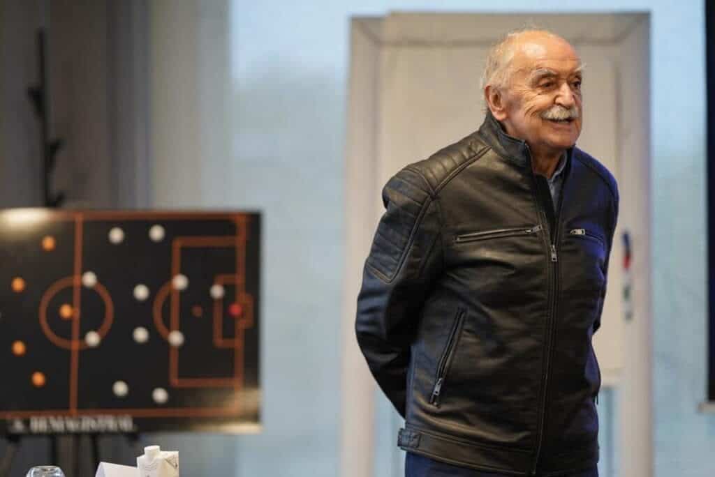 morre-aos-72-anos-de-idade-o-iconico-tecnico-xabier-azkargorta-futebol-latino