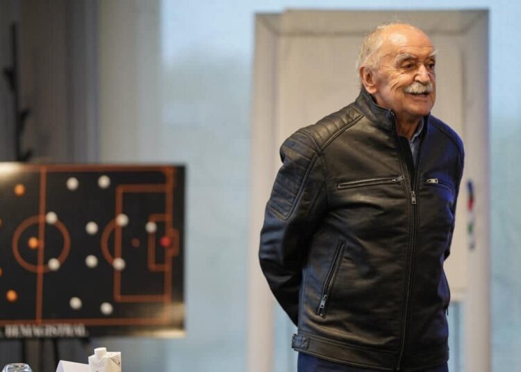 morre-aos-72-anos-de-idade-o-iconico-tecnico-xabier-azkargorta-futebol-latino