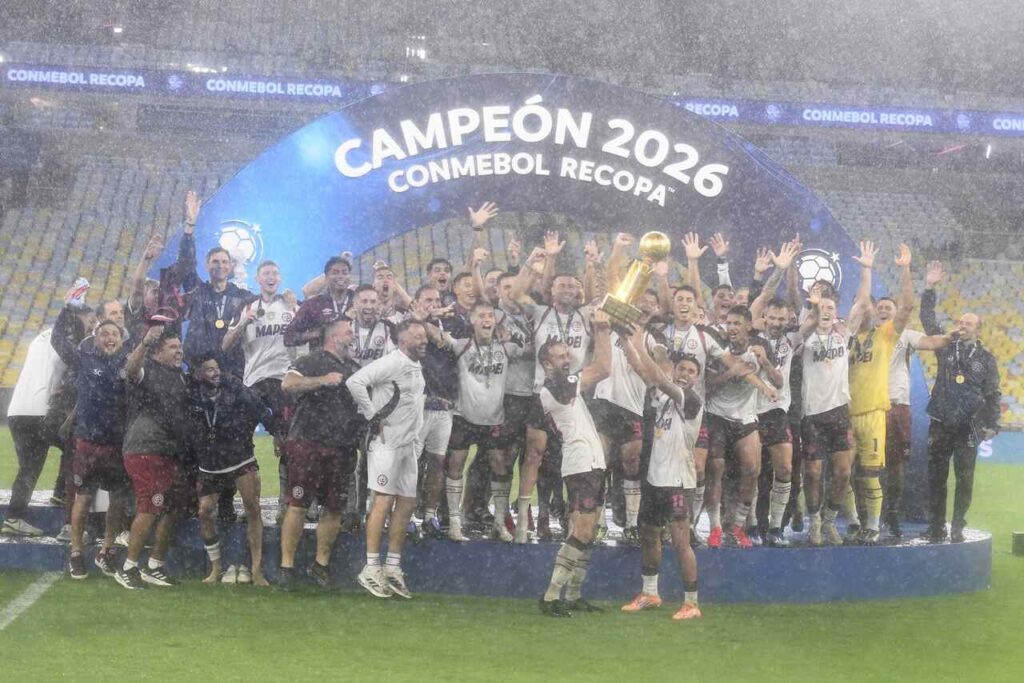 jogadores-do-lanus-comemoram-titulo-junto-aos-torcedores-futebol-latino