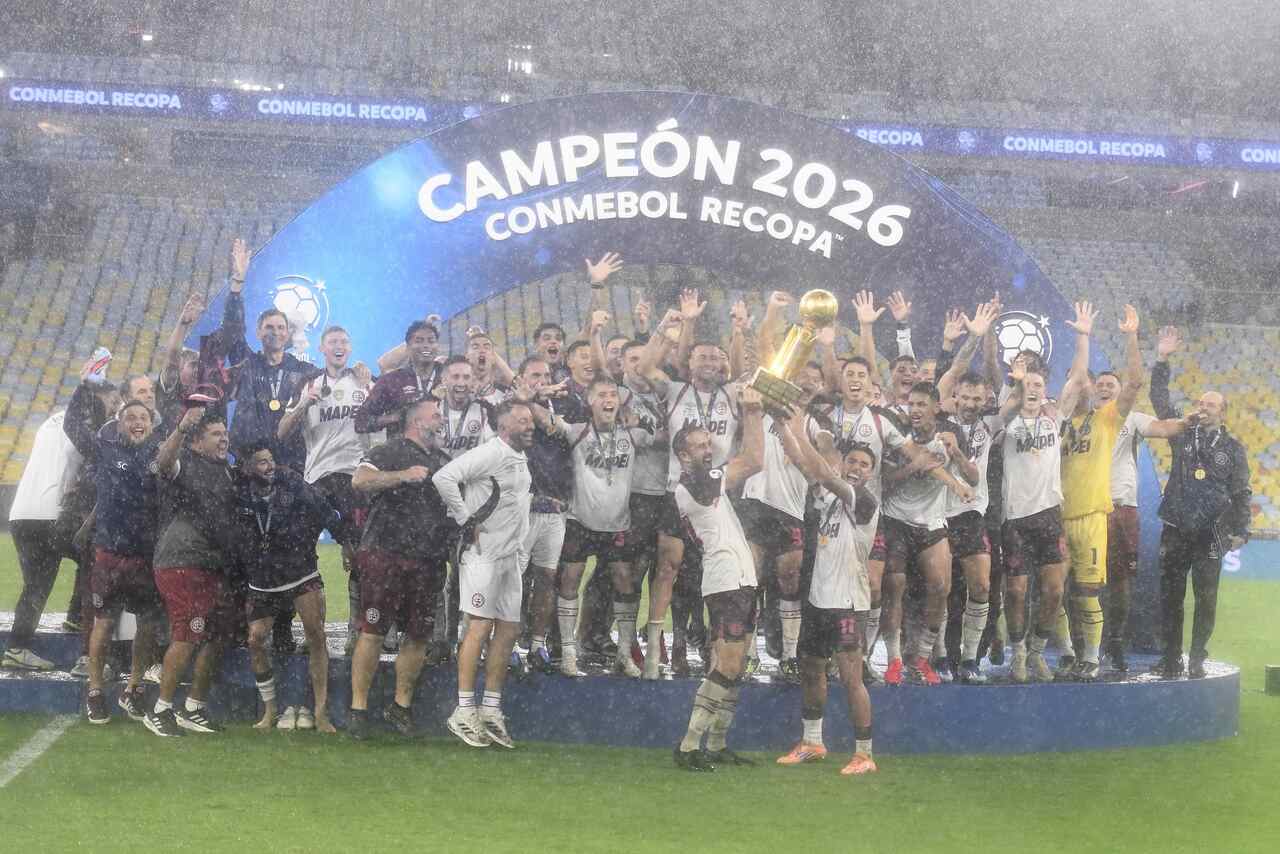 jogadores-do-lanus-comemoram-titulo-junto-aos-torcedores-futebol-latino