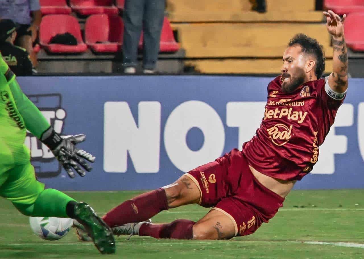 tolima-sofre-gol-nos-acrescimos-mas-elimina-tachira-nos-penaltis-futebol-latino