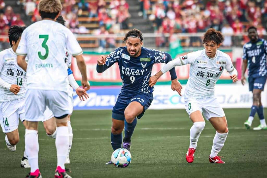 ex-athletico-coloca-equipe-na-lideranca-do-futebol-japones