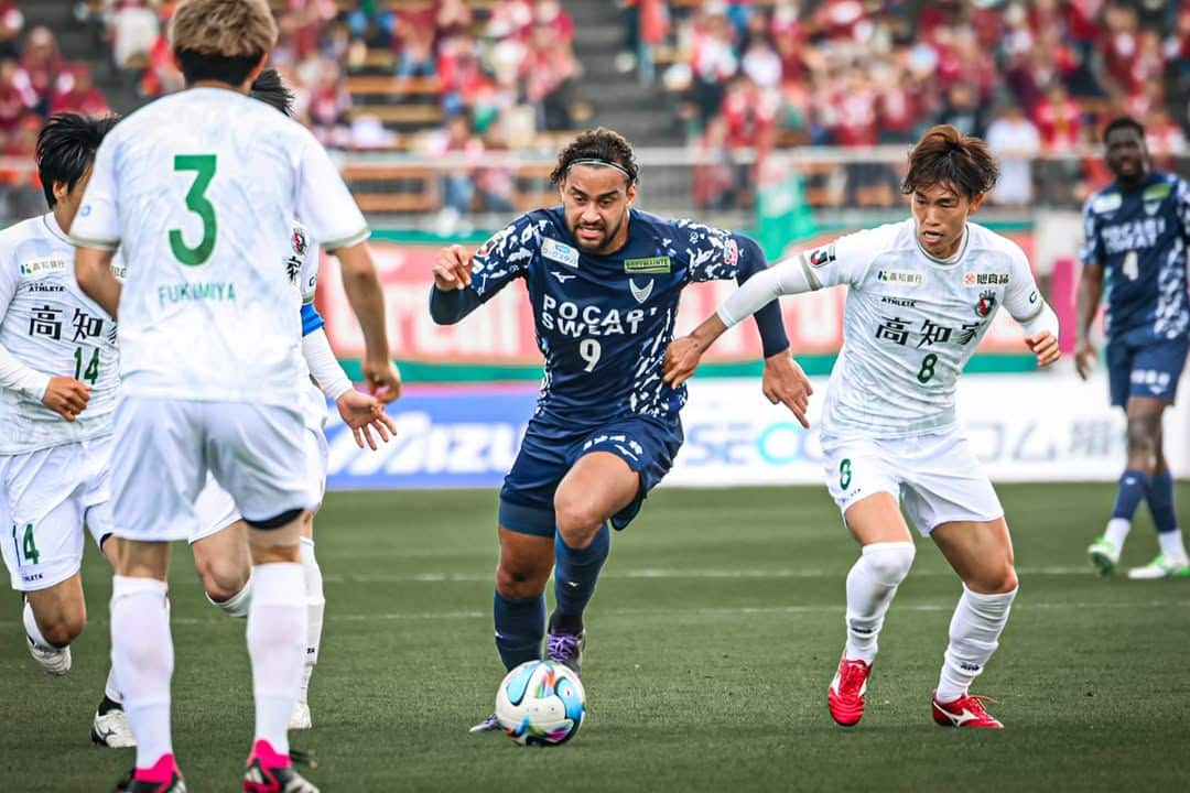 ex-athletico-coloca-equipe-na-lideranca-do-futebol-japones