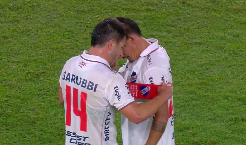 no-uruguai-jogador-se-emociona-ao-receber-bracadeira-de-capitao-futebol-latino