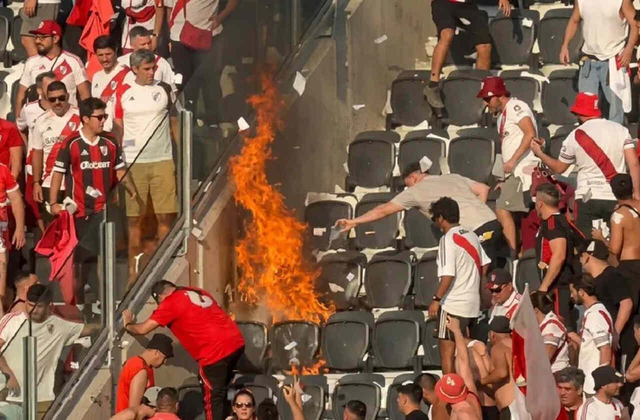Uma-cadeira-pegou-fogo-durante-a-recepcao-do-River-Plate-no-Superclasico