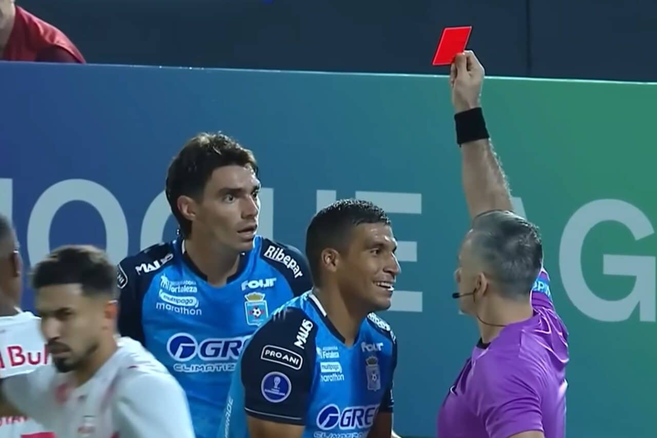 jogador-blooming-acusado-forcar-cartao-vermelho-futebol-latino