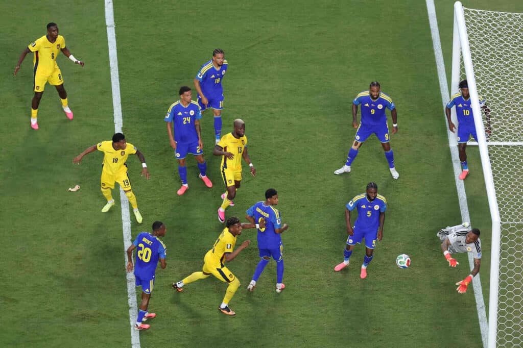 atuacao-gigantesca-goleiro-curacao-empata-equador-futebol-latino