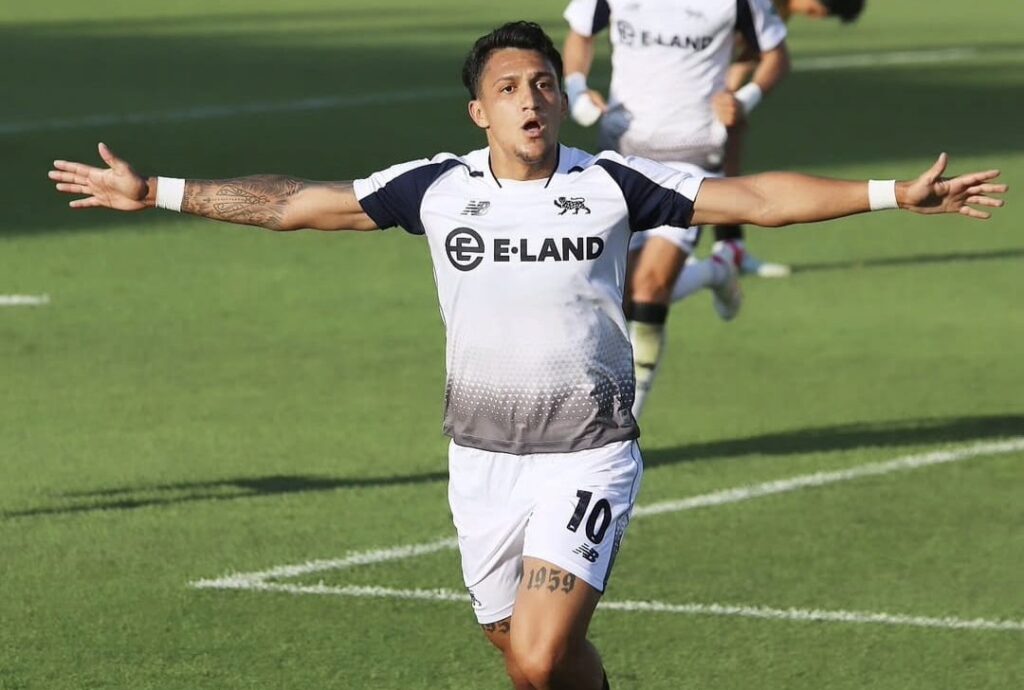 brasileiro-alan-carius-celebra-momento-pelo-seoul-e-land-futebol-latino