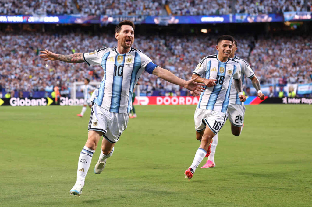 em-recital-de-messi-argentina-estreia-batendo-a-argelia-futebol-latino