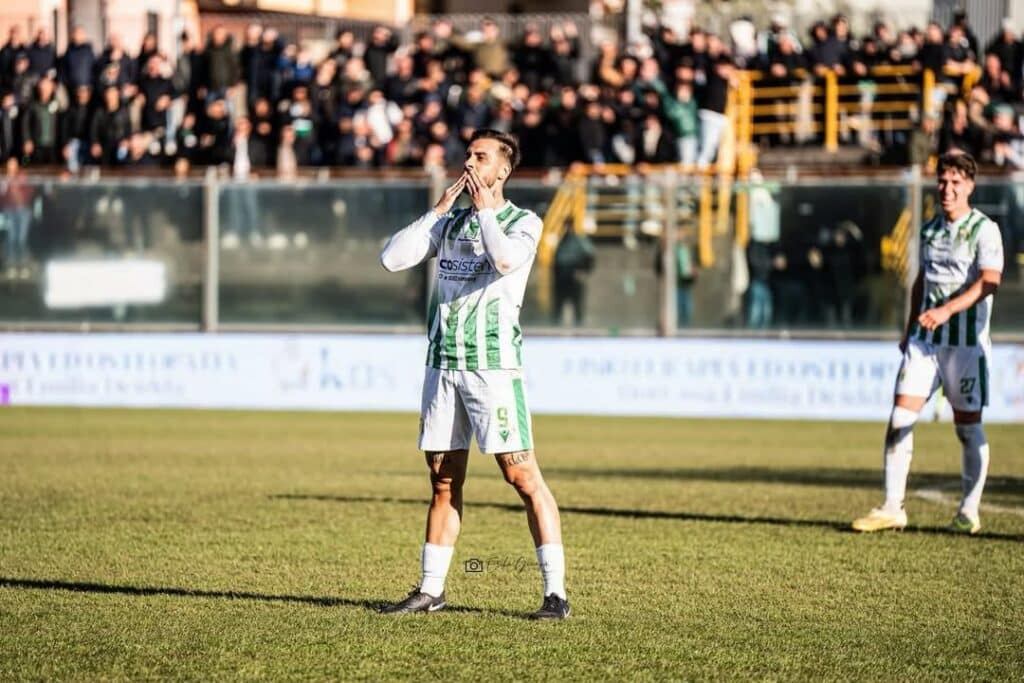 ex-vasco-comemora-temporada-espetacular-no-futebol-italiano-futebol-latino