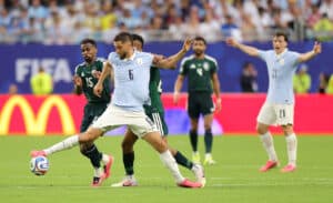 na-base-insistencia-uruguai-empata-arabia-futebol-latino