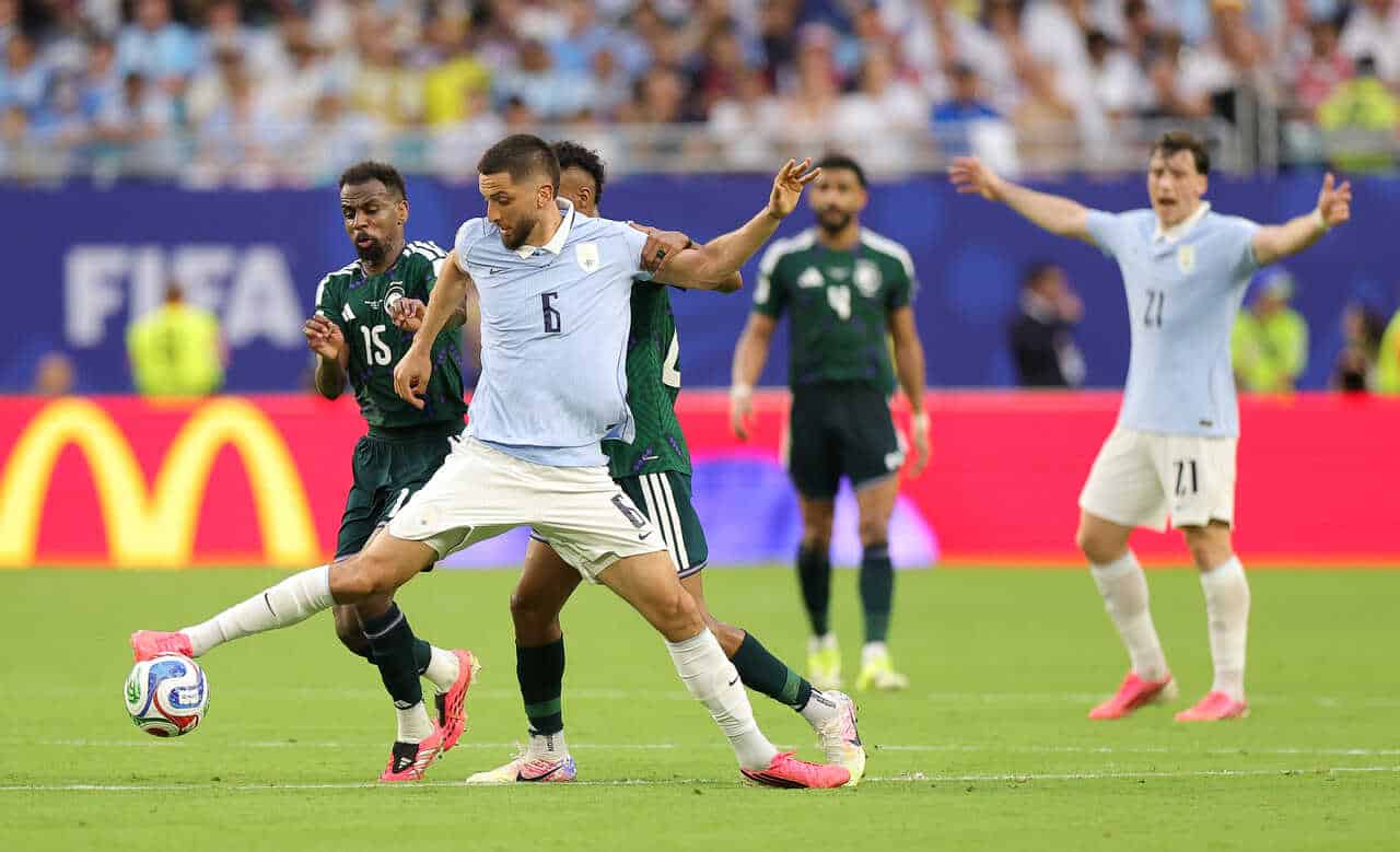 na-base-insistencia-uruguai-empata-arabia-futebol-latino
