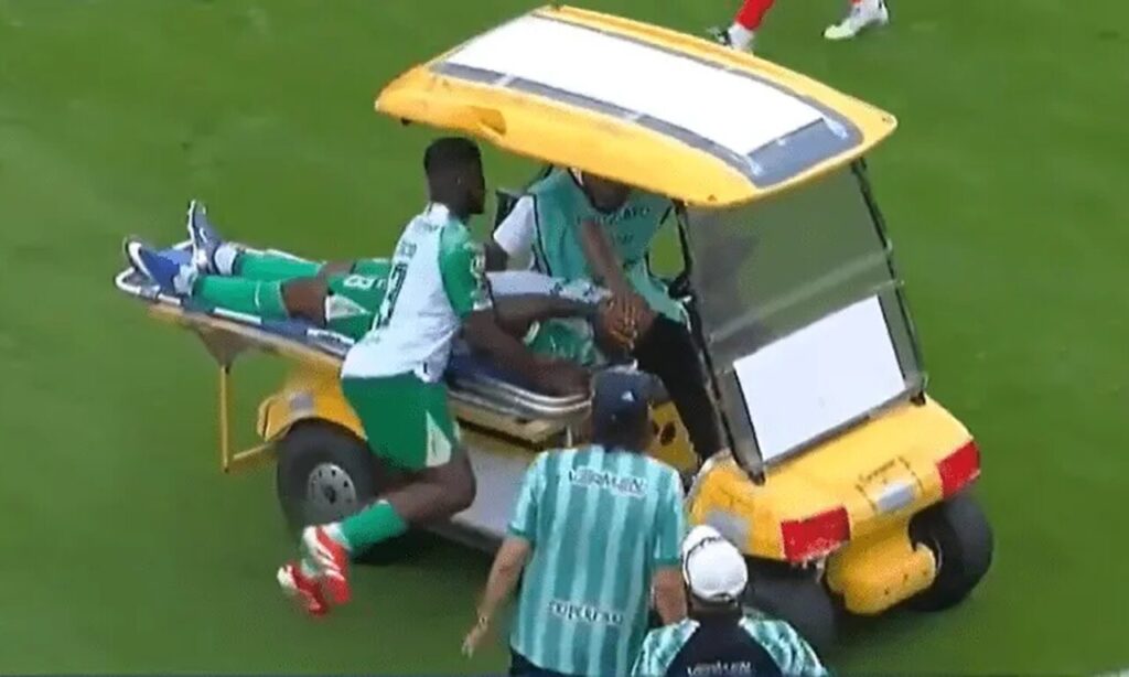 no-equador-carrinho-maca-atropela-jogador-apos-atendimento-futebol-latino