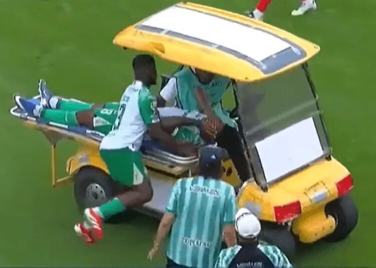 no-equador-carrinho-maca-atropela-jogador-apos-atendimento-futebol-latino