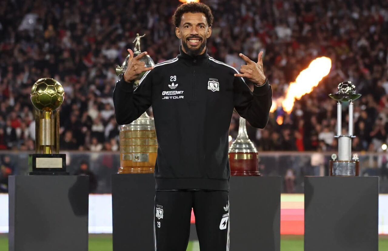 com-festa-grandiosa-vozinha-e-apresentado-no-colo-colo-futebol-latino_Easy-Resize.com