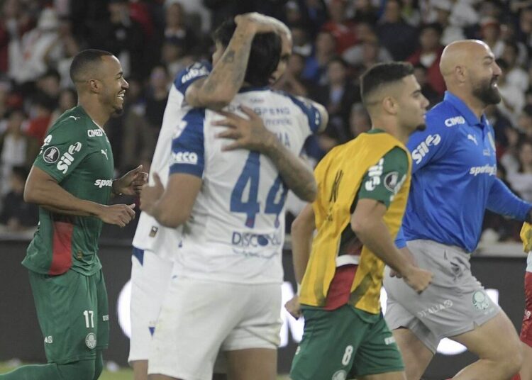 deyverson-respalda-companheiro-apos-queda-palmeiras-futebol-latino