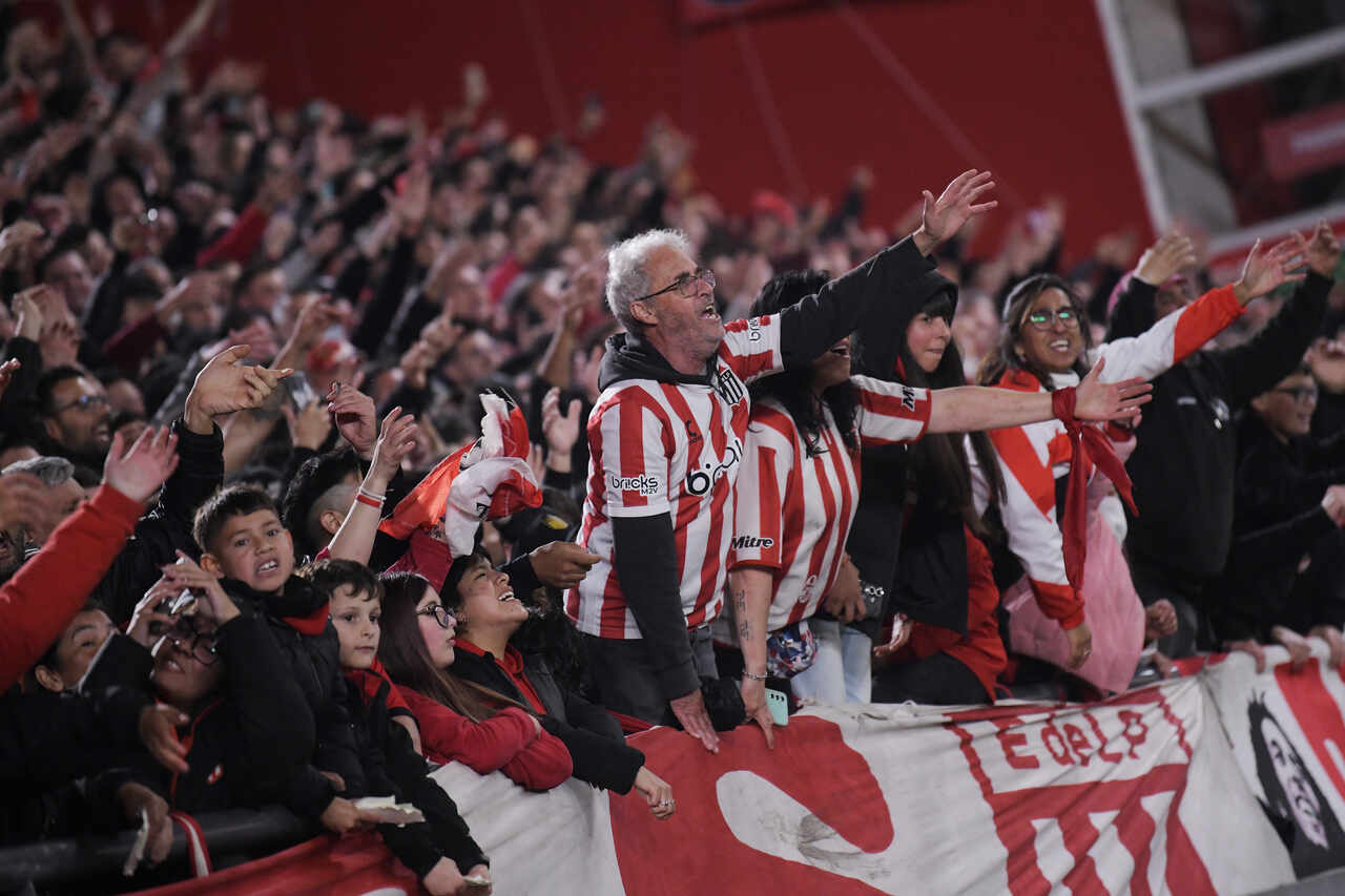 estudiantes-faz-pedido-torcedores-rio-de-janeiro-futebol-latino