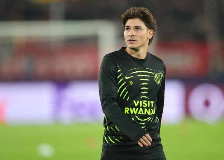 julian-alvarez-defendido-argentino-ex-barcelona-futebol-latino