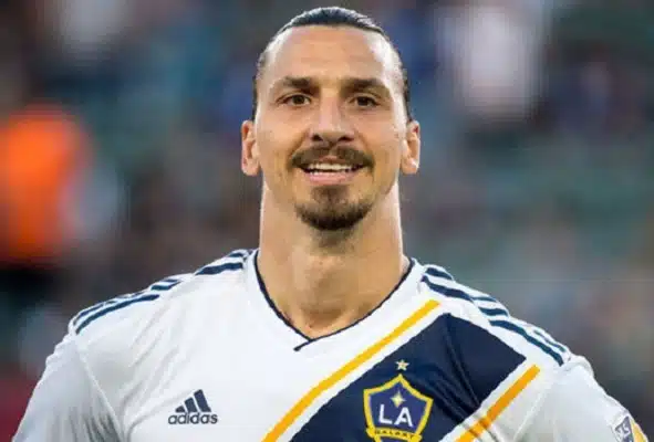 alem-de-gols-e-camisa-errada-ibrahimovic-quebrou-a-internet-em-desafio-da-garrafa-Futebol-Latino-05-07
