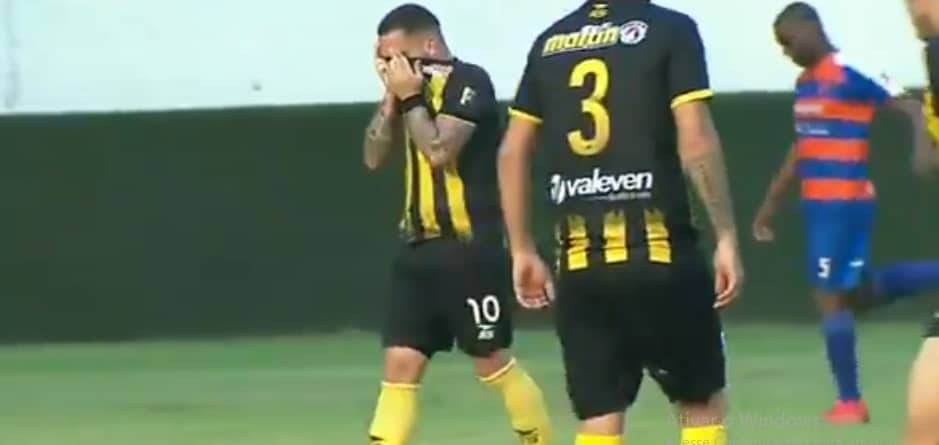 atacante-chora-ao-marcar-gol-que-eliminou-time-de-seu-pai-na-venezuela-Futebol-Latino-21-05