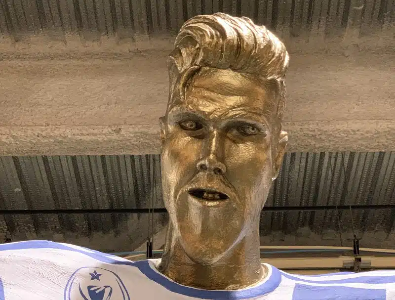 beckham-e-trollado-com-versao-falsa-de-estatua-feita-pelo-la-galaxy-Futebol-Latino
