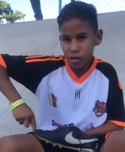 em-video-garoto-na-venezuela-aparece-costurando-a-propria-chuteira-Futebol-Latino-30-07