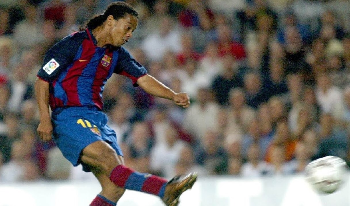 la-liga-relembra-golaco-de-ronaldinho-em-estreia-no-camp-nou-Futebol-Latino