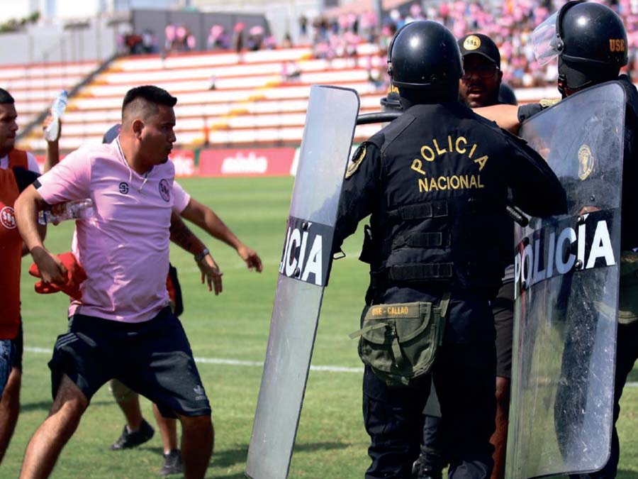 no-peru-gandula-e-agredido-por-policiais-em-confusao-no-intervalo-Futebol-Latino-01-04
