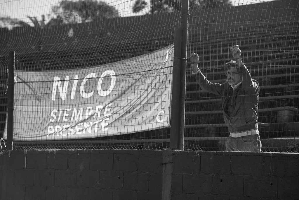 no-uruguai-torcedor-vai-a-todos-os-jogos-do-rival-para-homenagear-o-filho