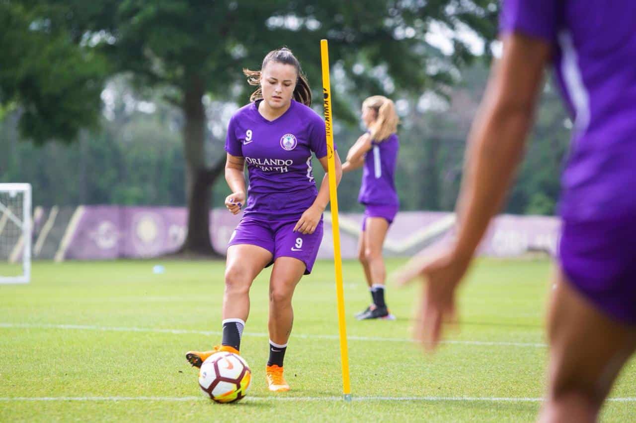 orlando-pride-prolonga-vinculo-com-a-meia-atacante-camilinha-Futebol-Latino-02-04