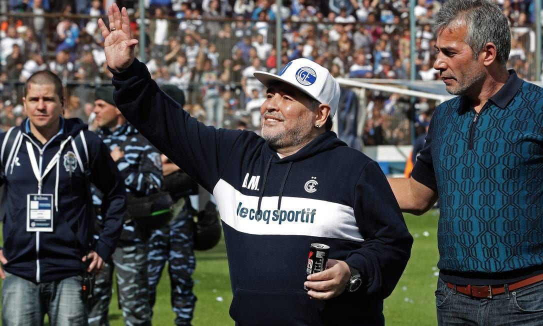 por-problemas-fisicos-maradona-nao-comparece-a-treino-do-gimnasia-Futebol-Latino-18-09